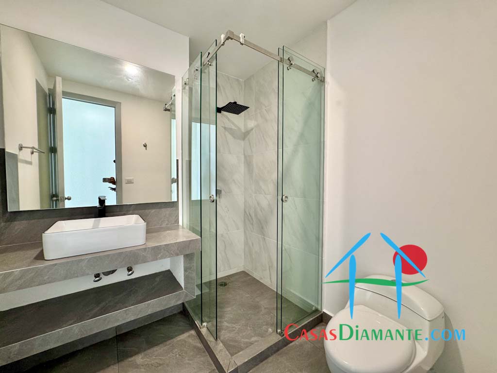 Ocean Front 202 - Baño completo 1